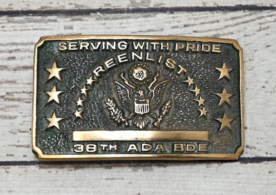Hebilla de cinturón de latón militar de EE. UU. que sirve con orgullo reenlista 38ª ADA BDE Foto 1 de 4