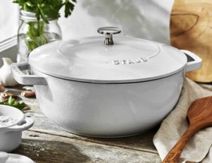 Horno francés esencial esmaltado hierro fundido Staub, 3 3/4 cuartos. $350 NUEVO - Imagen 1 de 8