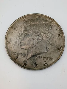 Pisapapeles vintage grande 3" 1964 Kennedy medio dólar novedad contador metal - Imagen 1 de 3