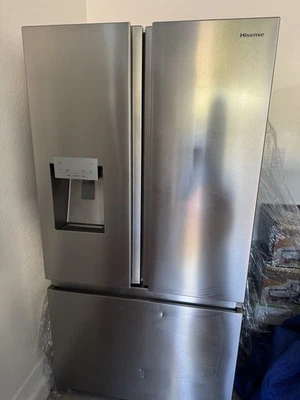 Refrigerador de puerta francesa Hisense con dispensador de agua de acero inoxidable Foto 1 de 4