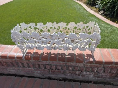 Bonita maceta victoriana vintage de hierro fundido 33" L x 9" W x 13,75" H  Foto 1 de 4