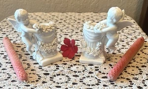 Dos candelabros de ángel querubín de porcelana de Dresden con velas de peine de miel rosa - Imagen 1 de 8