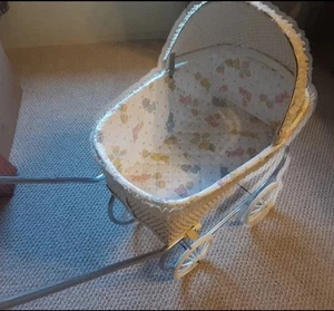 Passeggino bambola vintage in vimini bianco e metallo orsacchiotti D12 - Foto 1 di 24