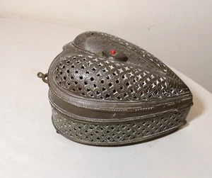 Gran caja de tuercas de betel de betel de bronce perforado antiguo de 1800 hecho a mano de latón grueso perforado - Imagen 1 de 12