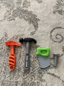 Lotto di 4 giocattoli in plastica Black & Decker casuali - Foto 1 di 3