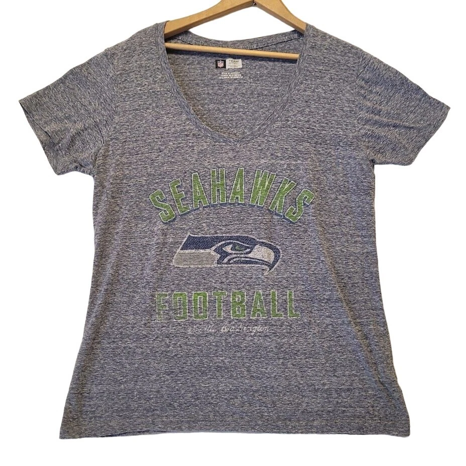 Camiseta Seattle Seahawks NFL Team Apparel feminina manga curta azul gola V G - Imagem 1 de 4