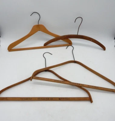 Lote de 4 perchas de almacenamiento de abrigo de piel de madera vintage redondeadas Foto 1 de 4