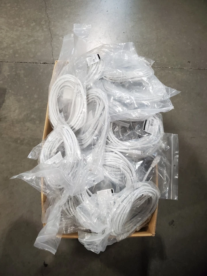 Lote de 50 CABLES PARA LLEVAR CABLE CAT6 25 PIES BLANCO CTG 27165 NUEVO Y PRECINTADO #69 Foto 1 de 3