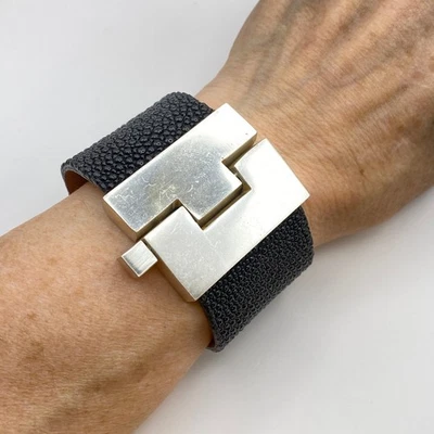 Puño de sierra LEIGHELENA ancho dorado holograma cuero raya -7" talla S precio de venta sugerido por el fabricante $148 Foto 1 de 4