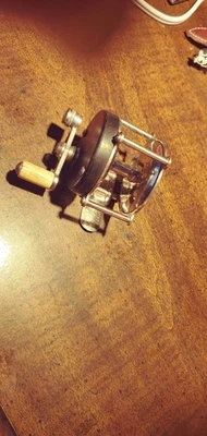 Carrete de pesca pequeño vintage Hendryx #60 Baitcasting  Foto 1 de 4