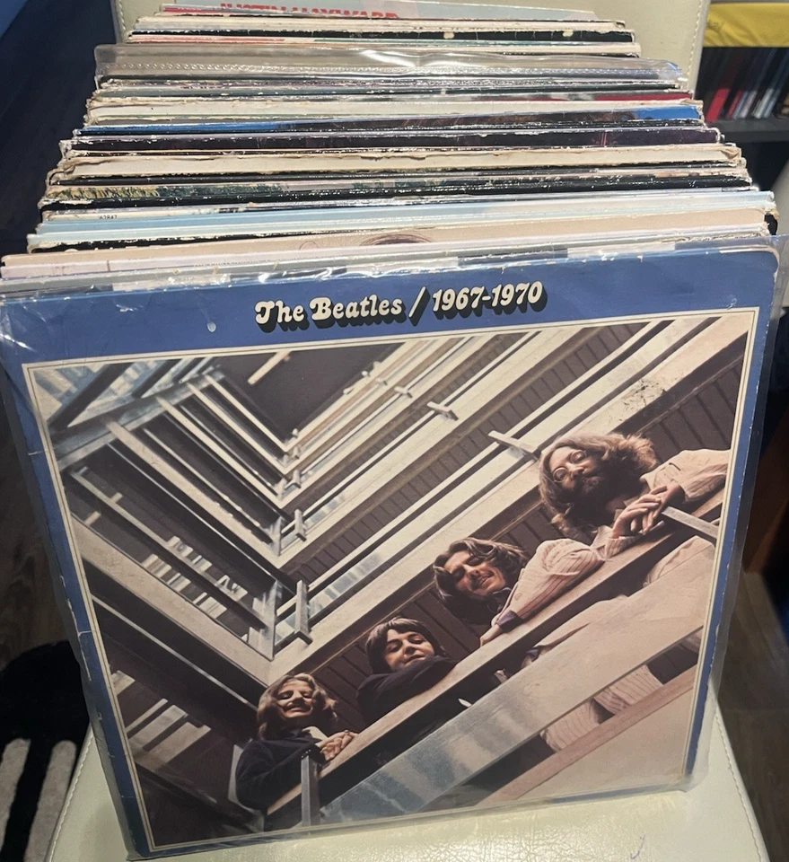 SUPERB JOB LOT VINYL APPROX 100  BEATLES/ DYLAN/ JACKSON/ QUEEN/ POGUES / U2 ETC - Image 1 of 4