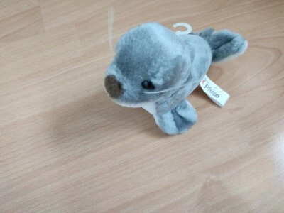 Pluco Robbe aus Plüsch Kuscheltier grau NEU - Bild 1 von 4