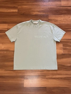 Camiseta de algodón FOG Fear of God Essentials verde sicómoro SS23 para hombre talla grande L” Foto 1 de 4