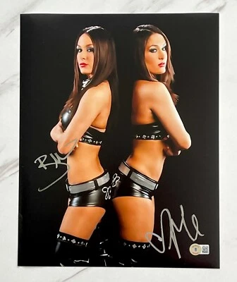 FOTO SEXY FIRMADA A MANO 11X14 DE NIKKI & BRIE LAS GEMELAS BELLA. Certificado de autenticidad WWF WWE BECKETT. Foto 1 de 2