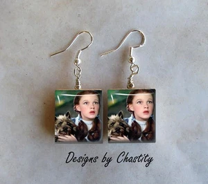 Dorothy Toto Ohrringe Vintage Altered Art Charm Zauberer von Oz Sammlung - Bild 1 von 1