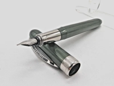 Pluma Estilográfica Visconti Rembrandt Verde Oliva Plumín Medio Foto 1 de 4