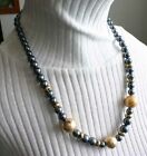 Elegante schwarze Kunstperle & strukturierte goldfarbene Perlenkette 1970er Jahre Vintage 22"