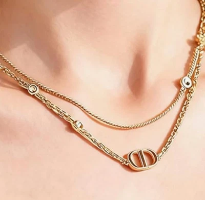 Lindo colar charme estrela logotipo CD icônico Dior $445 - Imagem 1 de 4