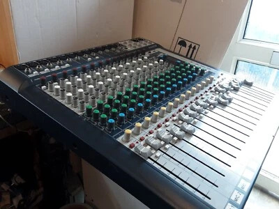 Soundcraft Signature 16 EU Mixer Compact Analogue Mixing Signature Sound-5049558 - Image 1 of 4