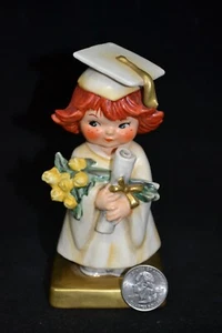 Estatuilla de graduación vintage de niña cabeza roja de GOEBEL PRIMER GRADO Alemania - Imagen 1 de 7