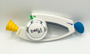Hasbro Bop It Electronic Handheld Party Game Year 2008 Level Settings White - Bild 1 von 7