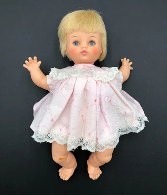 Винтажная виниловая кукла Horsman 11 дюймов с тканевым корпусом, 1968 г., блондинка/голубые глаза #5B - Изображение 1 из 4