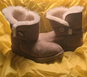 UGG Australia Bailey button short boots chestnut size 4 - Picture 1 of 7