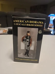American Diorama ~ FEMALE BIKER ~ neuwertig in Verpackung ~ 2014 ~ Maßstab 1:18 - Bild 1 von 3