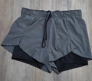Pantaloncini sportivi Nike grigi con sotto pantaloncini neri da motociclista donna grandi - Foto 1 di 4