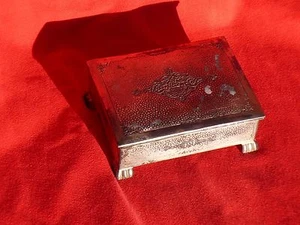 Estuche de cigarrillos plateado ""M"" con patas abatibles estilo abatible con patas previas a la Segunda Guerra Mundial hecho en Japón y numerado - Imagen 1 de 8