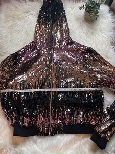 Forever 21, Chaqueta de Lentejuelas con Capucha y Cremallera Forrada Talla OX Chaqueta de Nochevieja. - Imagen 1 de 6