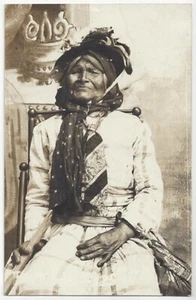 Estudio indio nativo americano 1910 FOTO REAL mujer usa corbata, bufanda de hombre - Imagen 1 de 2