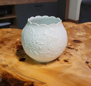 AK KAISER BISKUIT PORZELLAN VASE 11 x 9/14 cm Weiß Signatur M.Frey TOP ZUSTAND - Bild 1 von 4