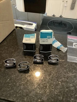 Juego de dos emblemas de guardabarros Camaro SS 1969 1972 3987377 Foto 1 de 4