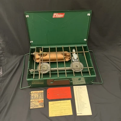 VINTAGE COLEMAN fogão de acampamento a gás 2 queimadores 425B 1950 tanque de ouro com instruções - Imagem 1 de 4