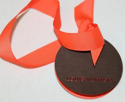 Etiqueta de regalo Louis Vuitton redonda roja y marrón en blanco y cinta roja ~ nunca usada ~ UD1 Foto 1 de 3