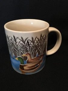 Vintage geprägter Steinzeug Kaffeebecher mit Enten und Rohrkolben Sumpf - Bild 1 von 8