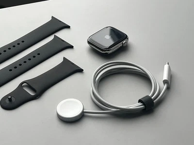 Apple Watch Series 9 45mm Edelstahlgehäuse-Silber - Bild 1 von 4