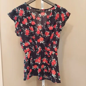 Almost Famous Floral Top Whimisigoth V-Neck Flutter Sleeve Size Medium Peplum - Picture 1 of 10