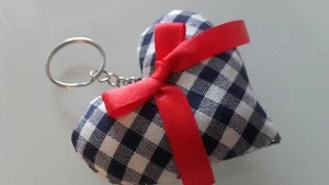 Portachiavi cuore in tessuto a quadretti blu con fiocco rosso handmade - Foto 1 di 5