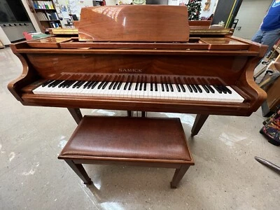 (Leer) Piano de cola bebé - Samick (marca) ¡Excelente estado y precio frente al valor! Foto 1 de 4