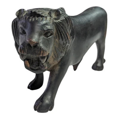 Antigua estatua vintage de león de madera de rosa/ébano anhelada a mano de 1900 Foto 1 de 4