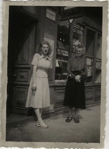 ALTES FOTO - VINTAGE SNAPSHOT - DAMEN LADEN SHOP VITRINE KODAK - SHOP - Bild 1 von 1