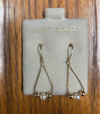 BRINCOS DE OURO MACIÇO 14K PÉROLA E OURO GOTA BOLA NOVOS NO CARTÃO NUNCA USADOS - Imagem 1 de 4