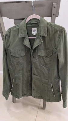 Chaqueta ligera ajustada verde militar GAP a presión para mujer abrigo de tareas medianas Foto 1 de 4