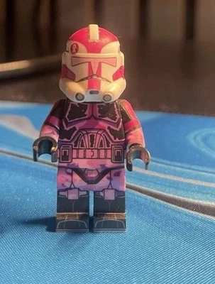 Custom LEGO® Minifigur – Handgemacht  (ohne Kopf & Hände) - Bild 1 von 3