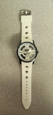 Vendedor de EE. UU. Nike RELOJ ANALÓGICO SILICIO Usado Sin Etiquetas Sin Caja Envío Rápido Foto 1 de 4