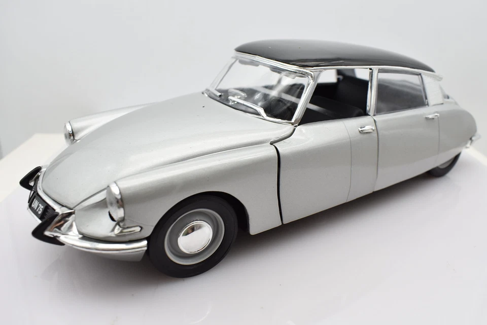 Modellino auto scala 1:18 CITROEN DS 19 diecast modellismo da collezione solido - Immagine 1 di 4