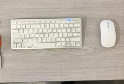 COMPACT WIRELESS KEYBOARD AND MINI MOUSE - RF333W - Image 1 of 4