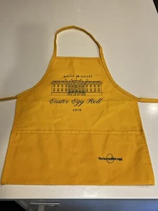 Weißes Haus Osterei Rolle gelbe Schürze 2019 Kindergröße mit Taschen selten TRUMPELN - Bild 1 von 5